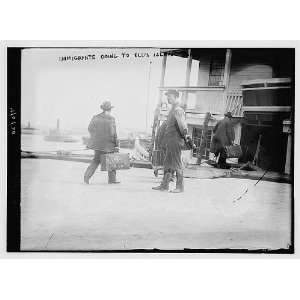  Photo Immigrants going to Ellis Island 1900