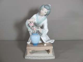 Lladro Oriental Japanese Girl Decorating Flowers Glazed Porcelain 