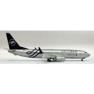    InFlight 200 Delta Skyteam B737 800 Model Airplane 