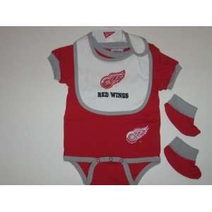  DETROIT RED WINGS BABY CREEPER with BABY BIB and BOOTIES 