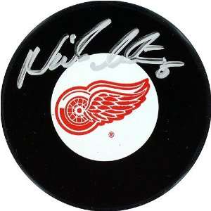 Nicklas Lidstrom Red Wings Autograph Puck  Sports 