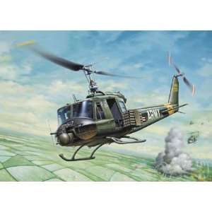    ITALERI   1/72 UH1B Huey Helicopter (Plastic Models) Toys & Games