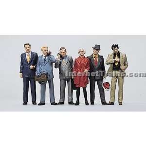  Merten HO Scale Passengers   Standing In Front of the 