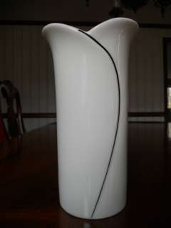 Seizan China White Vase with Black Trim Detail 7 Excellent Condition 