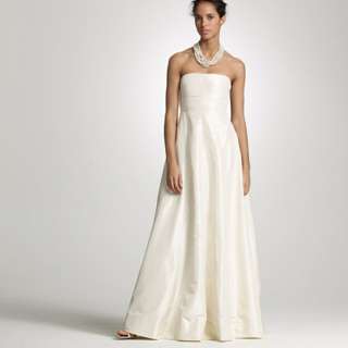 Simple and elegant in midweight silk taffeta. The strapless silhouette 