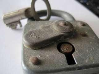 Schloss um 1940, funktionsfähig,mit Schlüssel und Schlüsseldeckel 