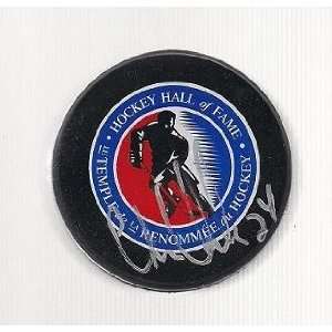 Chris Chelios Autographed Hockey Puck   Hof Red Wings Blackhawks
