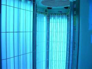 BEAUTIFUL HOLLYWOOD TANS HT42 VERTICAL TANNING BOOTH  